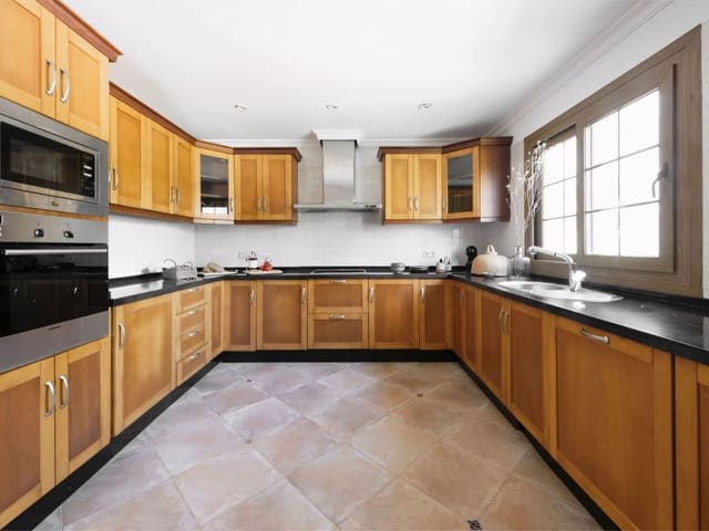 5 soverom Villa til salgs i Cancelada, Estepona med svømmebasseng garasje - € 1 950 000 (Ref: 9042041)