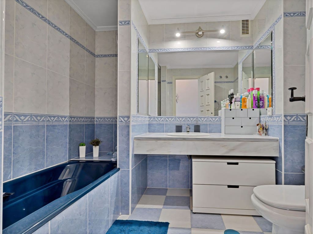 3 bedroom Apartment for sale in Fuengirola with pool - € 495,000 (Ref: 9057359)