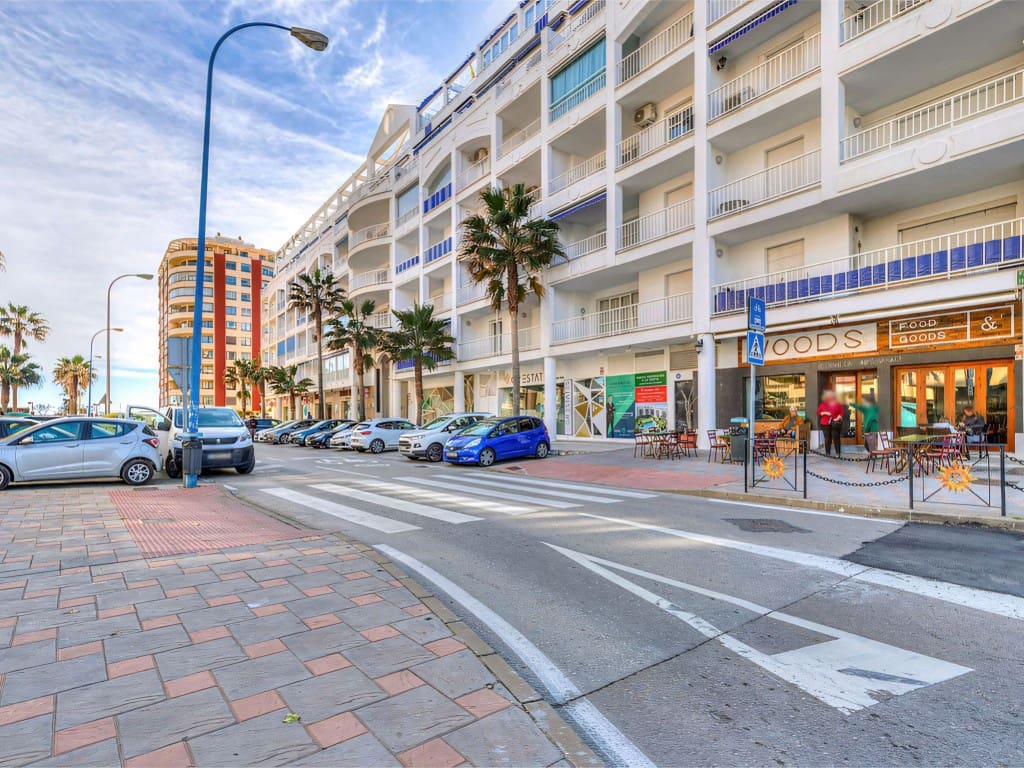 3 bedroom Apartment for sale in Fuengirola with pool - € 495,000 (Ref: 9057359)