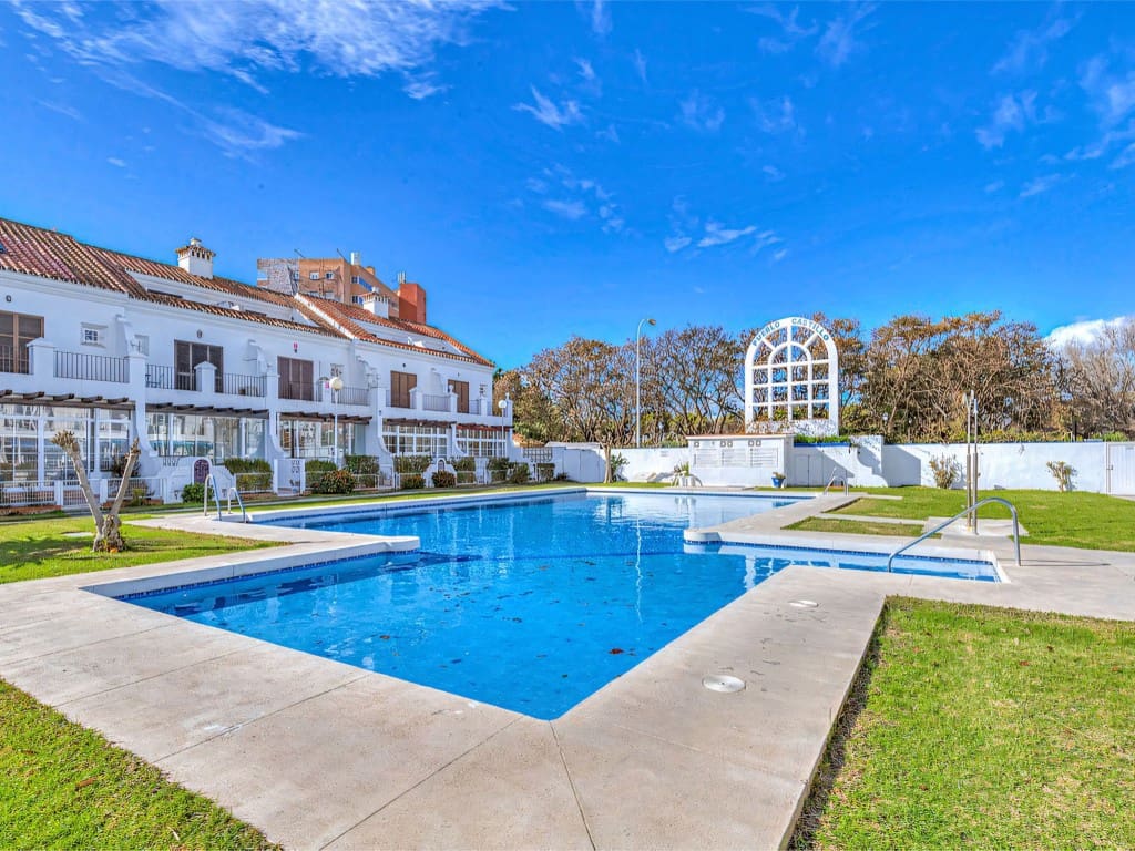 3 bedroom Apartment for sale in Fuengirola with pool - € 495,000 (Ref: 9057359)