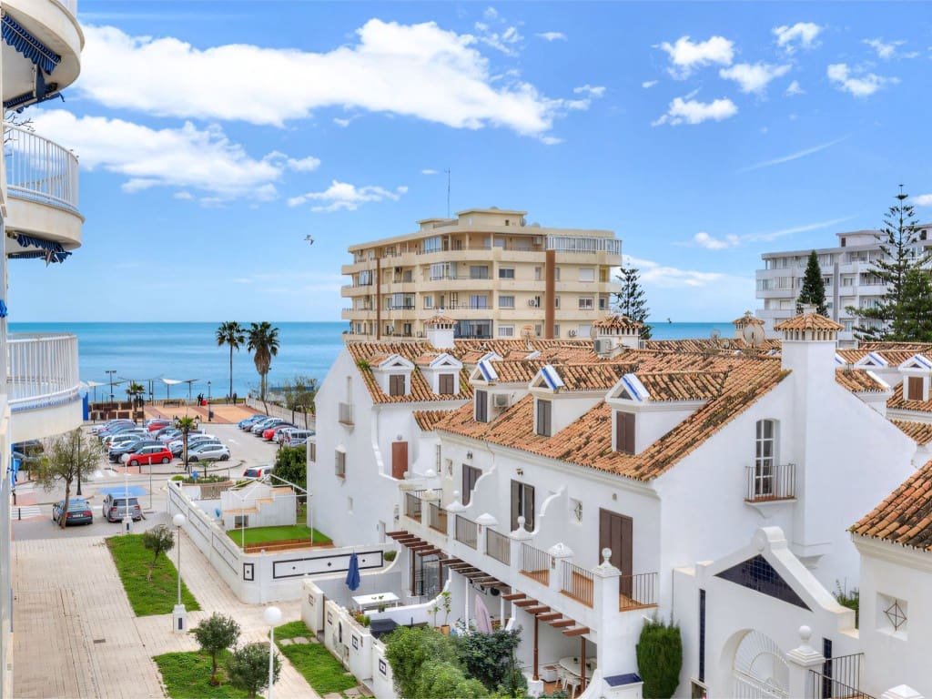 3 bedroom Apartment for sale in Fuengirola with pool - € 495,000 (Ref: 9057359)