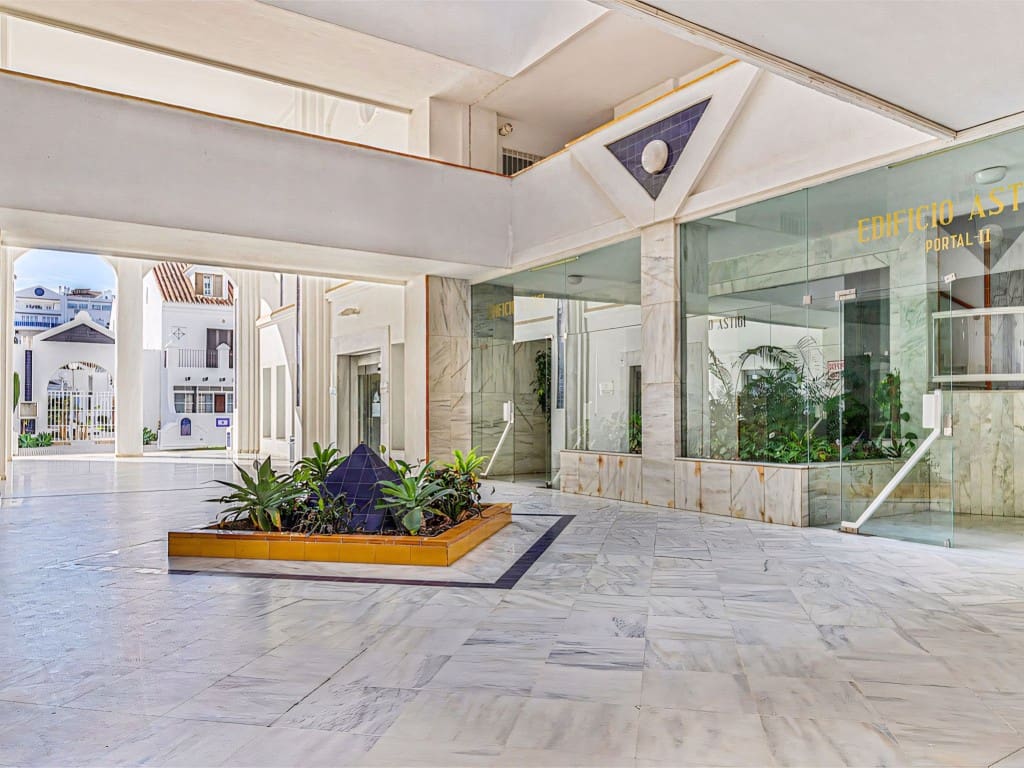 3 bedroom Apartment for sale in Fuengirola with pool - € 495,000 (Ref: 9057359)