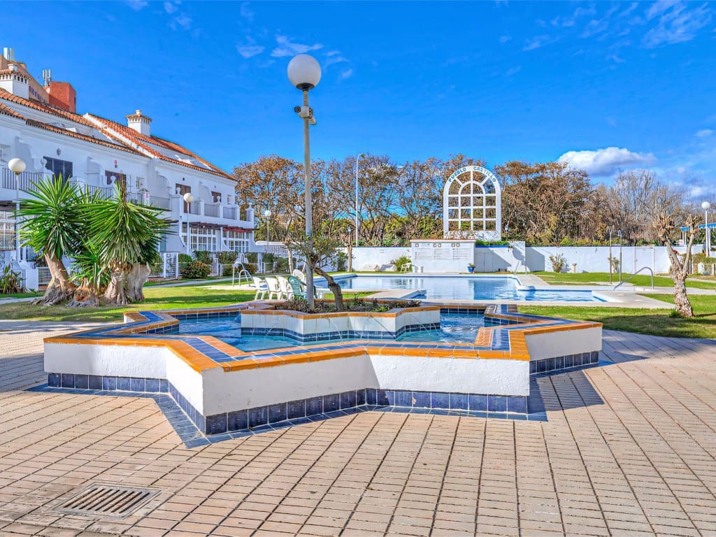 3 bedroom Apartment for sale in Fuengirola with pool - € 495,000 (Ref: 9057359)