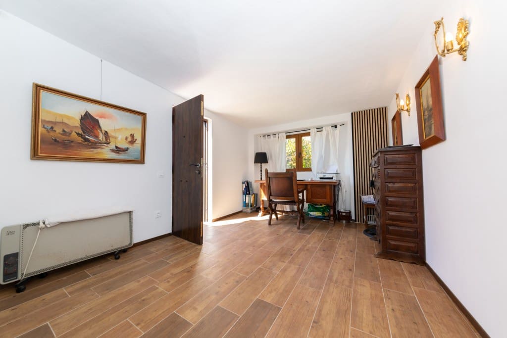 3 soveværelse Finca/Landehus til salg i Entrerrios med swimmingpool garage - € 950.000 (Ref: 9098919)