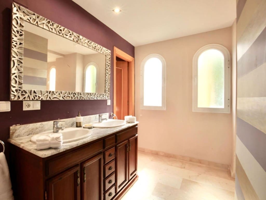 5 bedroom Villa for sale in San Pedro de Alcantara with pool garage - € 1,695,000 (Ref: 9106345)