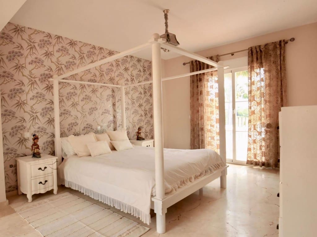 5 bedroom Villa for sale in San Pedro de Alcantara with pool garage - € 1,695,000 (Ref: 9106345)