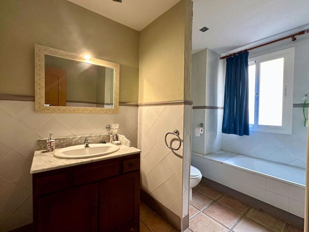 5 bedroom Villa for sale in San Pedro de Alcantara with pool garage - € 1,695,000 (Ref: 9106345)