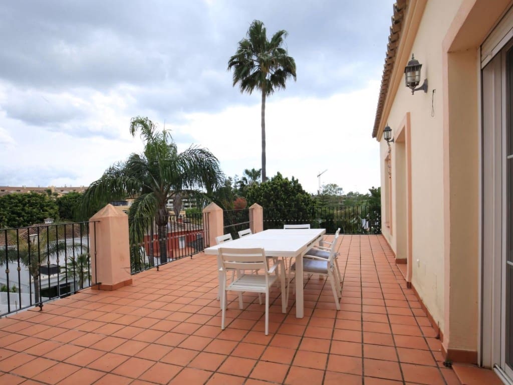 5 bedroom Villa for sale in San Pedro de Alcantara with pool garage - € 1,695,000 (Ref: 9106345)