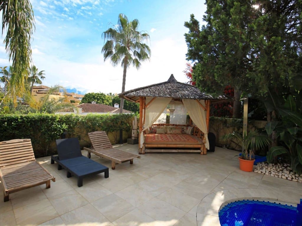 5 bedroom Villa for sale in San Pedro de Alcantara with pool garage - € 1,695,000 (Ref: 9106345)