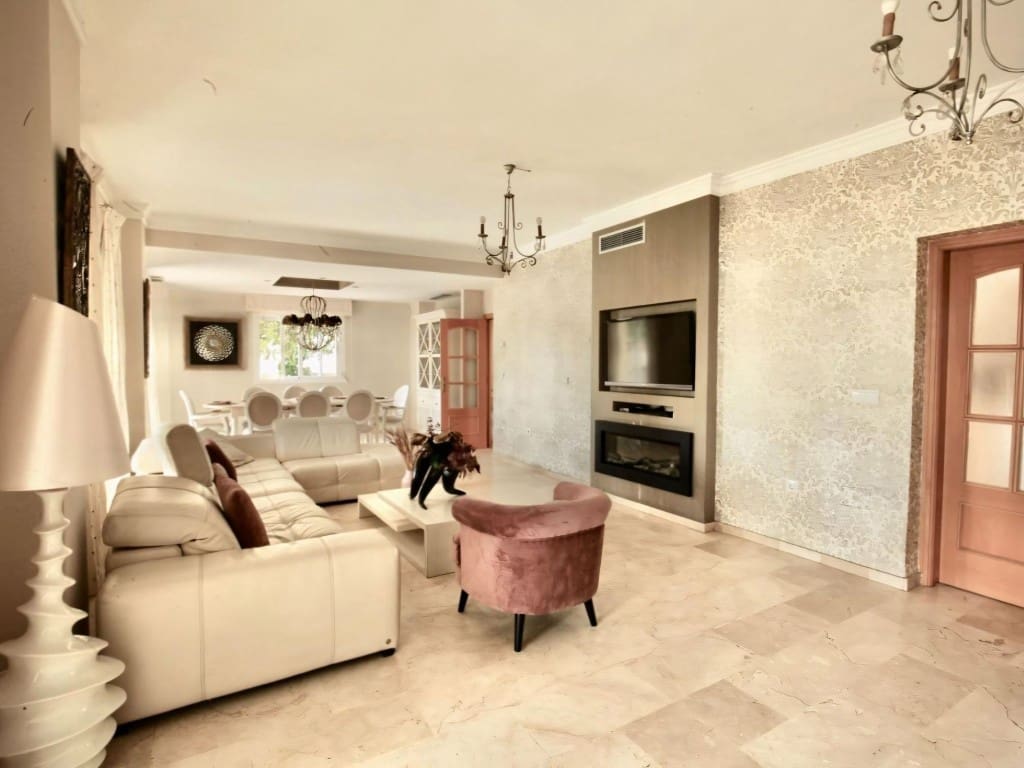 5 bedroom Villa for sale in San Pedro de Alcantara with pool garage - € 1,695,000 (Ref: 9106345)