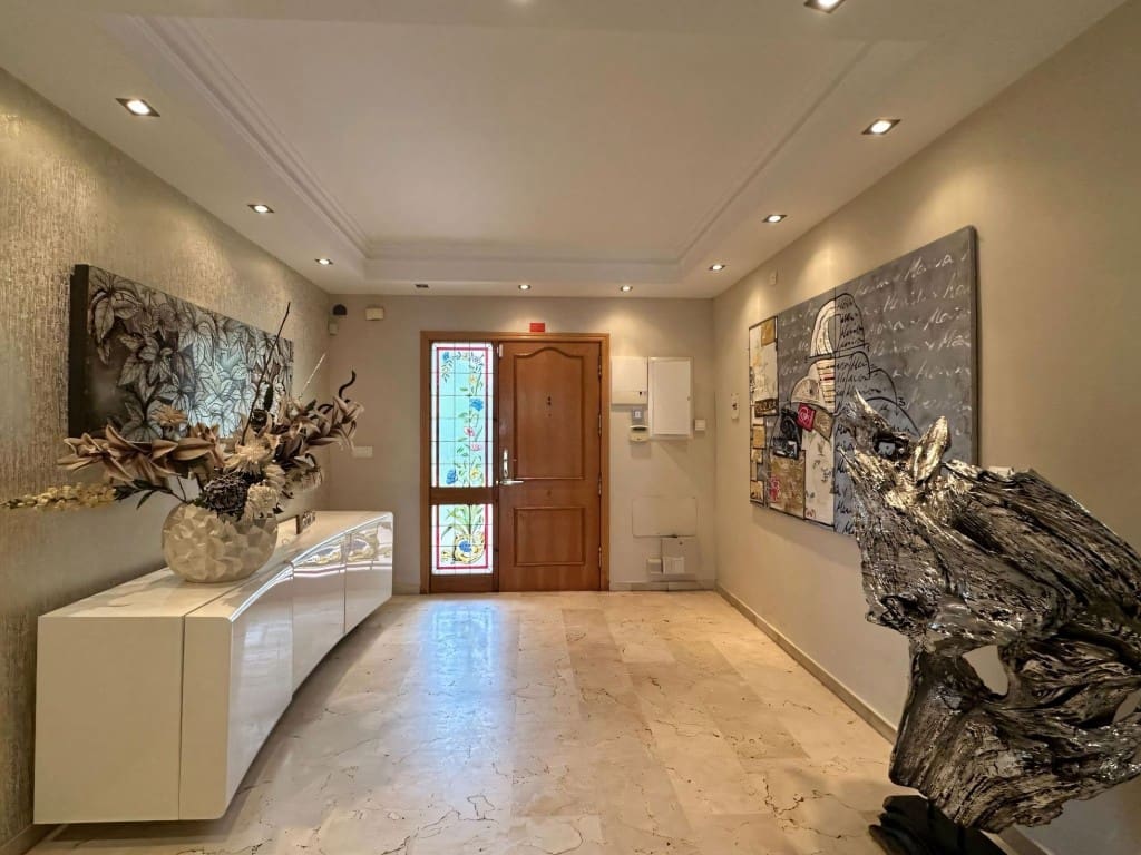 5 bedroom Villa for sale in San Pedro de Alcantara with pool garage - € 1,695,000 (Ref: 9106345)