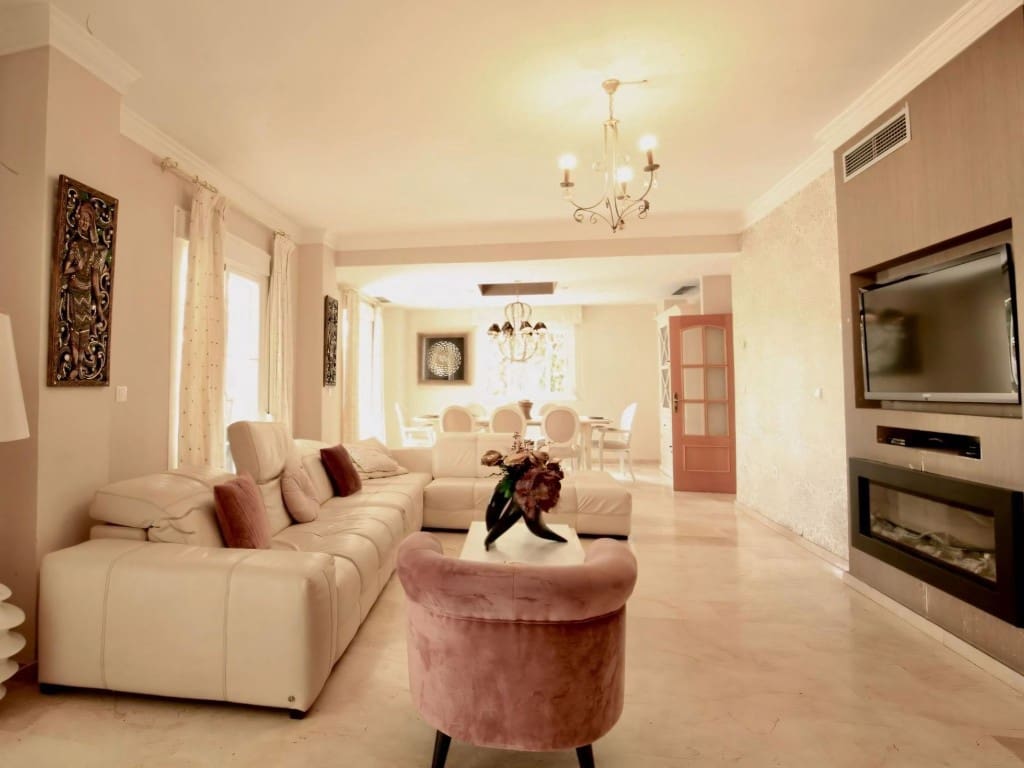 5 bedroom Villa for sale in San Pedro de Alcantara with pool garage - € 1,695,000 (Ref: 9106345)