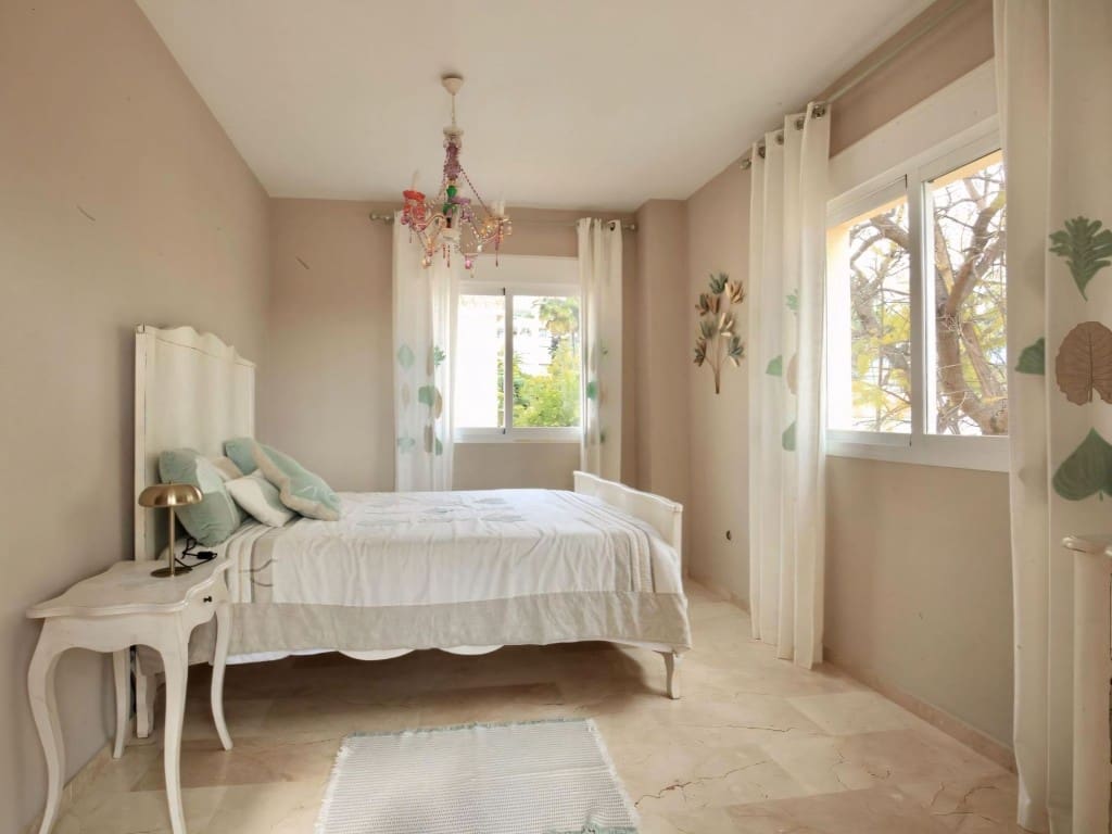 5 bedroom Villa for sale in San Pedro de Alcantara with pool garage - € 1,695,000 (Ref: 9106345)