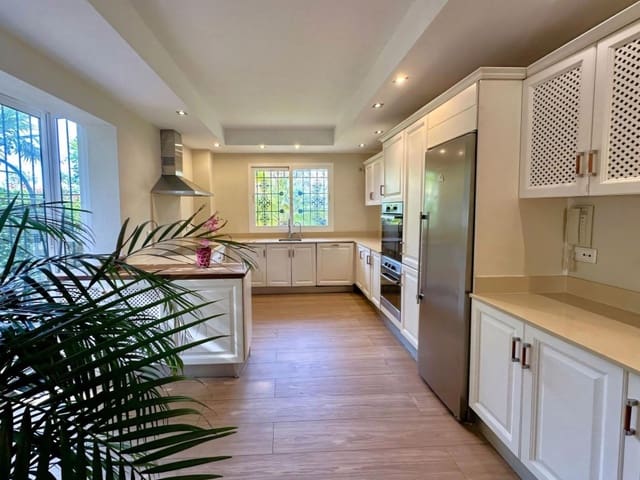 5 slaapkamer Villa te koop in San Pedro de Alcantara, Marbella met zwembad garage - € 1.695.000 (Ref: 9106345)