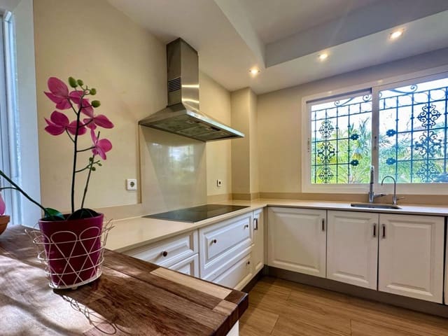 5 slaapkamer Villa te koop in San Pedro de Alcantara, Marbella met zwembad garage - € 1.695.000 (Ref: 9106345)