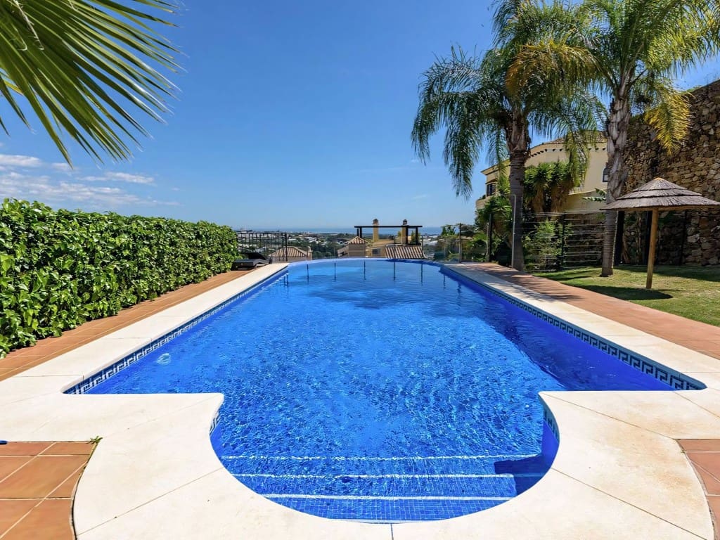 2 soveværelse Lejlighed til salg i Los Arqueros med swimmingpool garage - € 440.000 (Ref: 9111894)