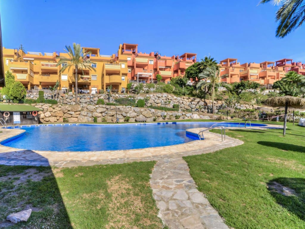 2 soverom Leilighet til salgs i La Reserva med svømmebasseng garasje - € 280 000 (Ref: 9115914)