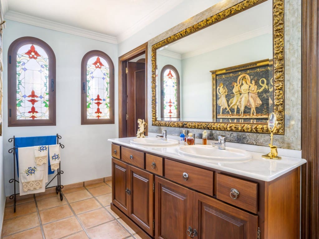 6 bedroom Villa for sale in San Pedro de Alcantara with pool garage - € 1,950,000 (Ref: 9117005)