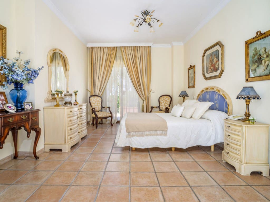 6 bedroom Villa for sale in San Pedro de Alcantara with pool garage - € 1,950,000 (Ref: 9117005)