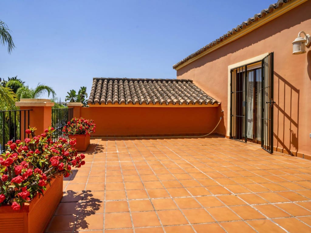 6 bedroom Villa for sale in San Pedro de Alcantara with pool garage - € 1,950,000 (Ref: 9117005)