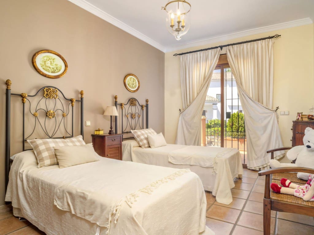 6 bedroom Villa for sale in San Pedro de Alcantara with pool garage - € 1,950,000 (Ref: 9117005)