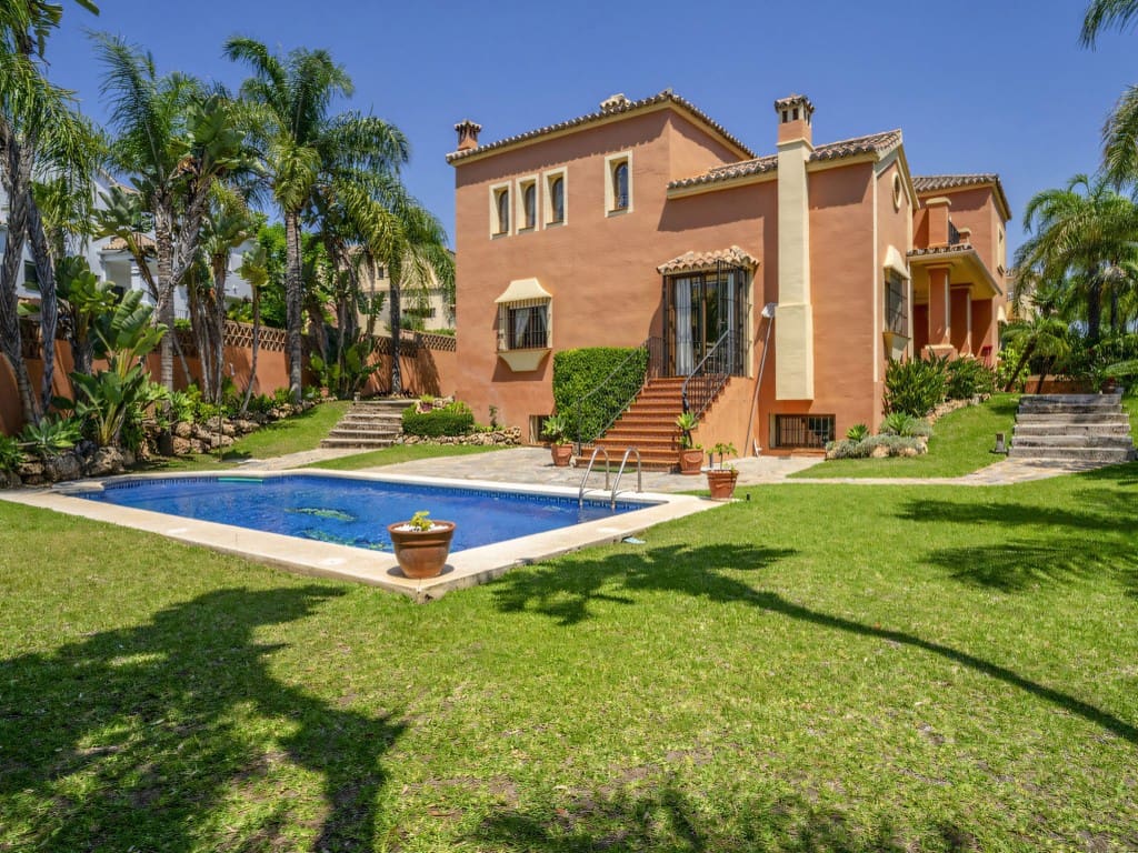6 bedroom Villa for sale in San Pedro de Alcantara with pool garage - € 1,950,000 (Ref: 9117005)