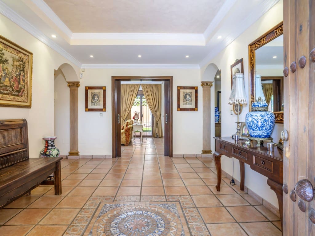 6 bedroom Villa for sale in San Pedro de Alcantara with pool garage - € 1,950,000 (Ref: 9117005)