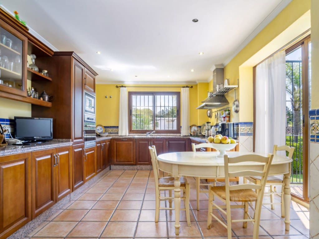 6 bedroom Villa for sale in San Pedro de Alcantara with pool garage - € 1,950,000 (Ref: 9117005)