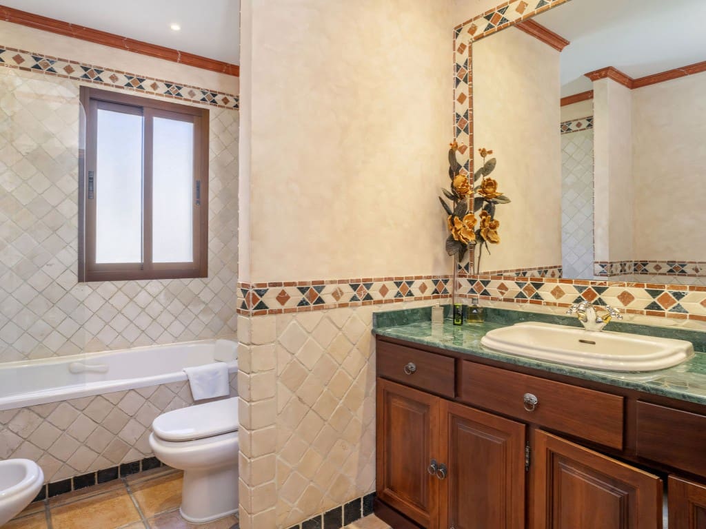 6 bedroom Villa for sale in San Pedro de Alcantara with pool garage - € 1,950,000 (Ref: 9117005)