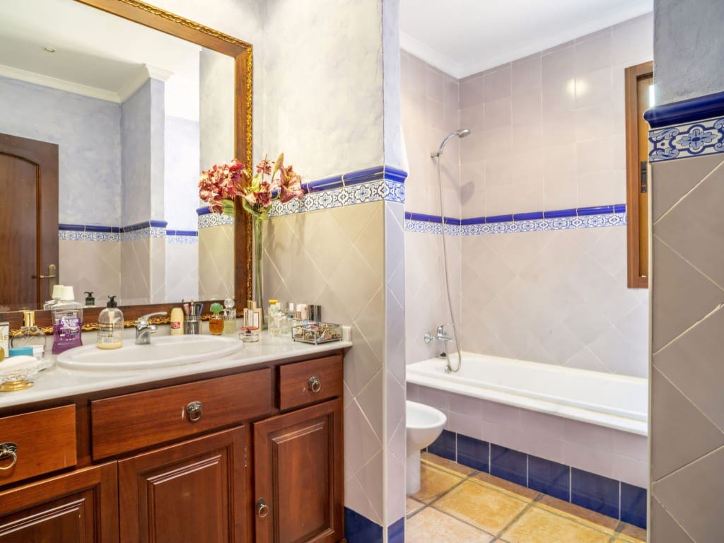 6 bedroom Villa for sale in San Pedro de Alcantara with pool garage - € 1,950,000 (Ref: 9117005)