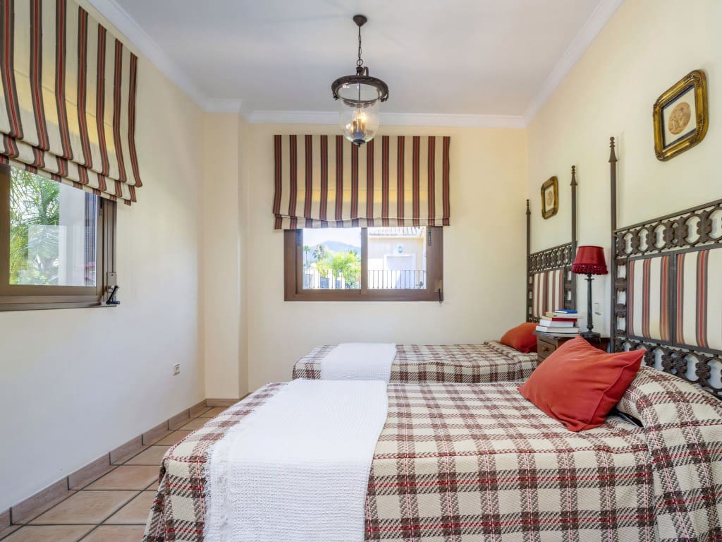 6 bedroom Villa for sale in San Pedro de Alcantara with pool garage - € 1,950,000 (Ref: 9117005)