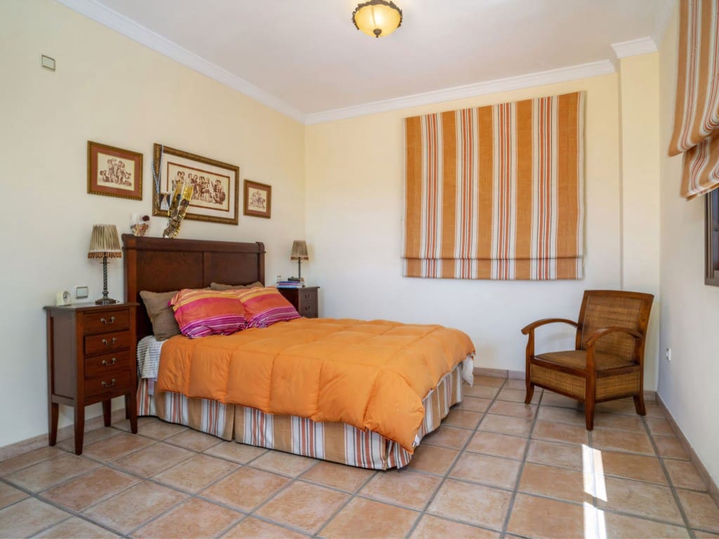 6 bedroom Villa for sale in San Pedro de Alcantara with pool garage - € 1,950,000 (Ref: 9117005)