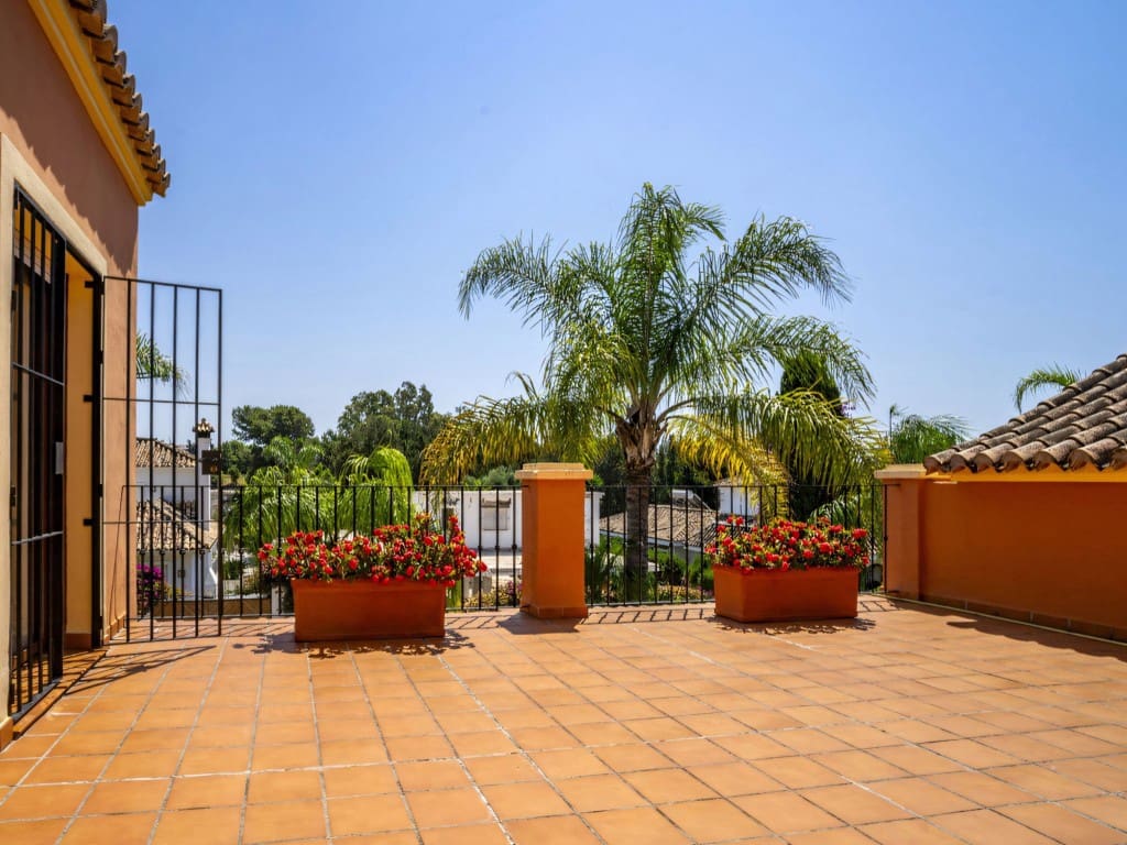 6 bedroom Villa for sale in San Pedro de Alcantara with pool garage - € 1,950,000 (Ref: 9117005)