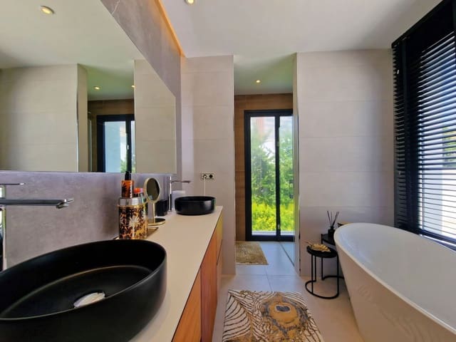 5 sypialnia Willa na sprzedaż w Las Chapas, Marbella z basenem garażem - 5 475 000 € (Ref: 9118574)