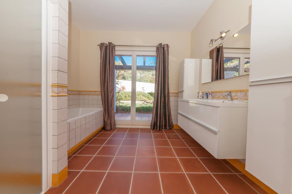 6 soverom Villa til salgs i Benahavis med svømmebasseng garasje - € 1 895 000 (Ref: 9153665)