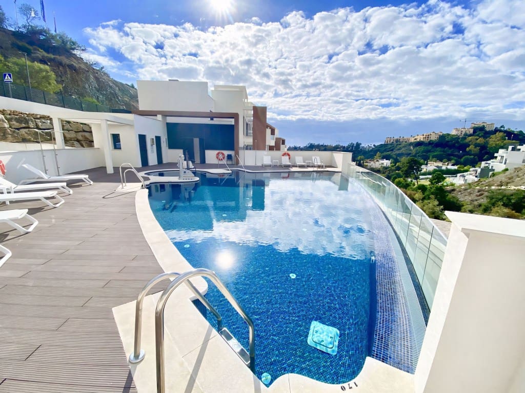 4 bedroom Apartment for sale in La Quinta with pool - € 795,000 (Ref: 9160828)