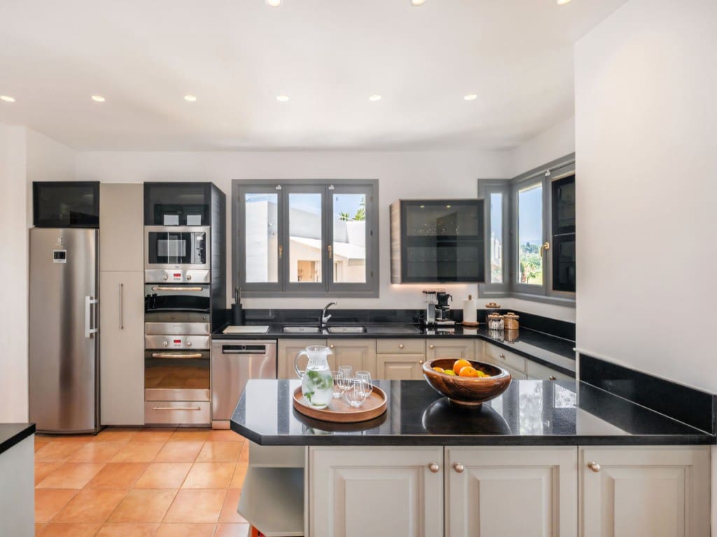 7 slaapkamer Villa te koop in Nueva Andalucia met zwembad garage - € 4.995.000 (Ref: 9163547)