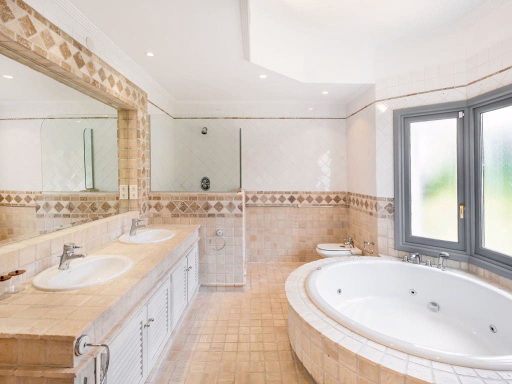 7 slaapkamer Villa te koop in Nueva Andalucia met zwembad garage - € 4.995.000 (Ref: 9163547)