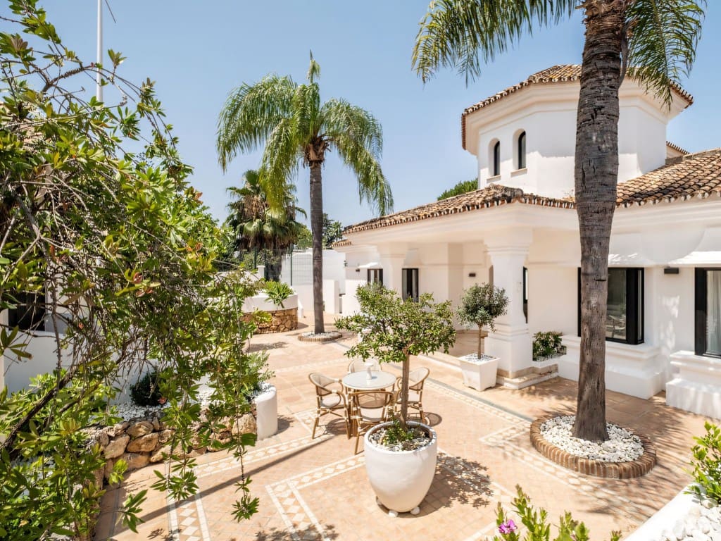7 slaapkamer Villa te koop in Nueva Andalucia met zwembad garage - € 4.995.000 (Ref: 9163547)