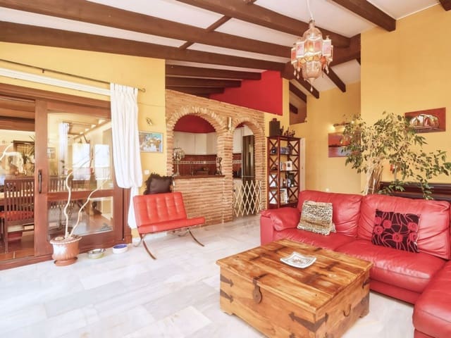 Chalet de 4 habitaciones en Mijas Costa, Mijas en venta con piscina garaje - 899.970 € (Ref: 9169394)