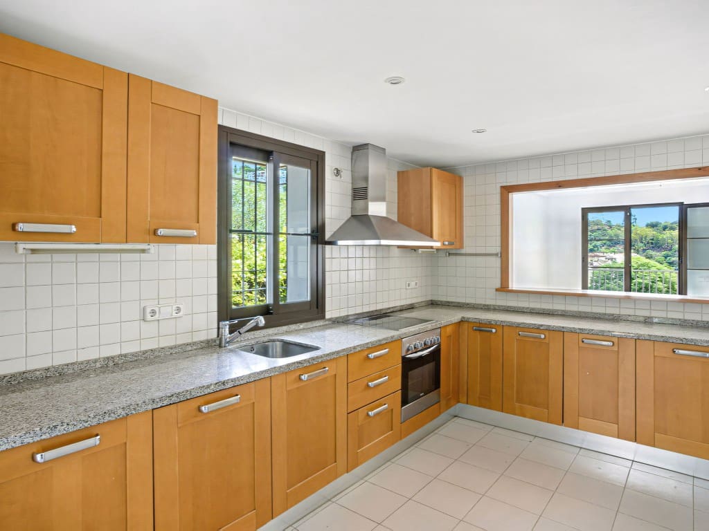 4 sypialnia Dom na sprzedaż w Los Arqueros z basenem garażem - 810 000 € (Ref: 9177669)