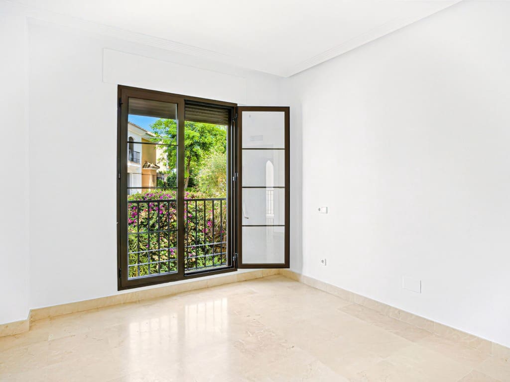 4 sypialnia Dom na sprzedaż w Los Arqueros z basenem garażem - 810 000 € (Ref: 9177669)