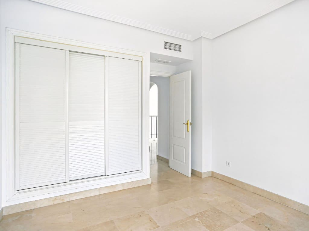 4 sypialnia Dom na sprzedaż w Los Arqueros z basenem garażem - 810 000 € (Ref: 9177669)