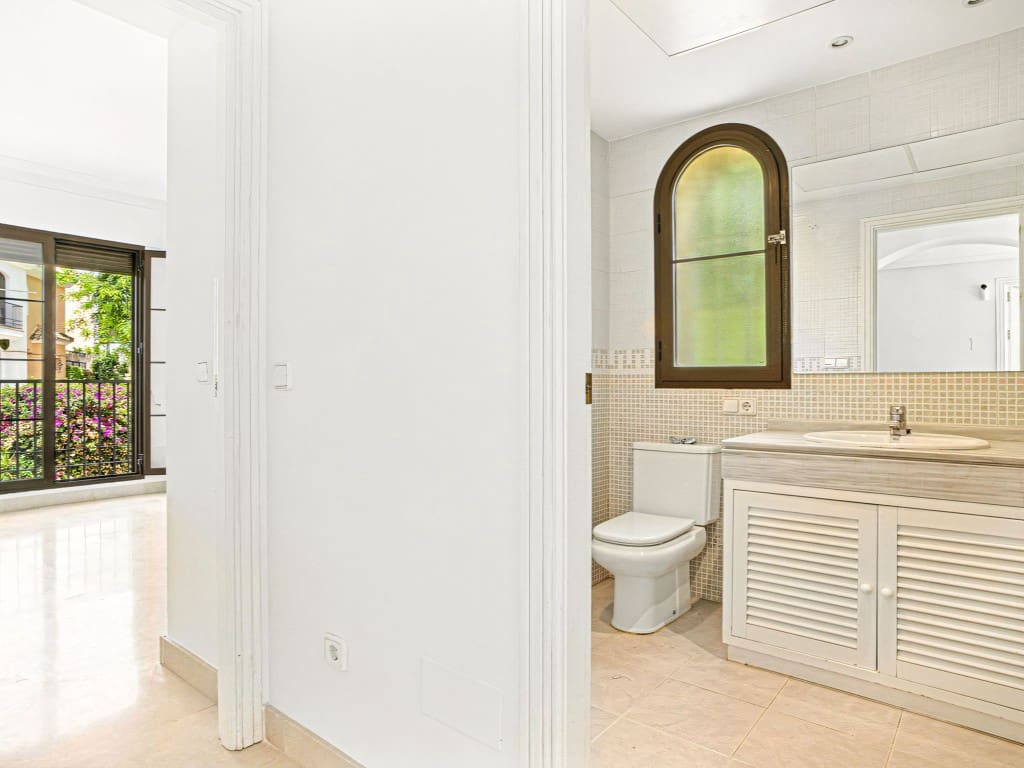 4 sypialnia Dom na sprzedaż w Los Arqueros z basenem garażem - 810 000 € (Ref: 9177669)