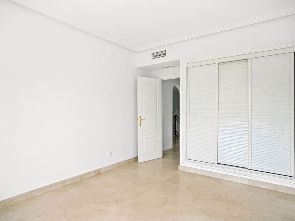 4 sypialnia Dom na sprzedaż w Los Arqueros z basenem garażem - 810 000 € (Ref: 9177669)