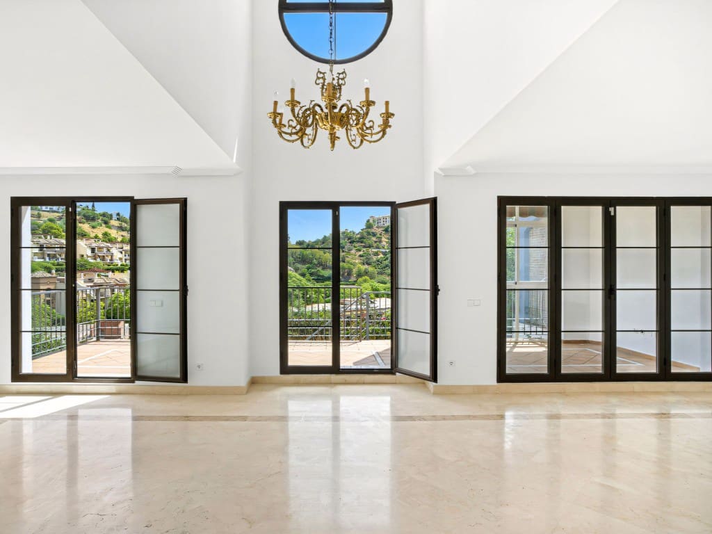 4 sypialnia Dom na sprzedaż w Los Arqueros z basenem garażem - 810 000 € (Ref: 9177669)