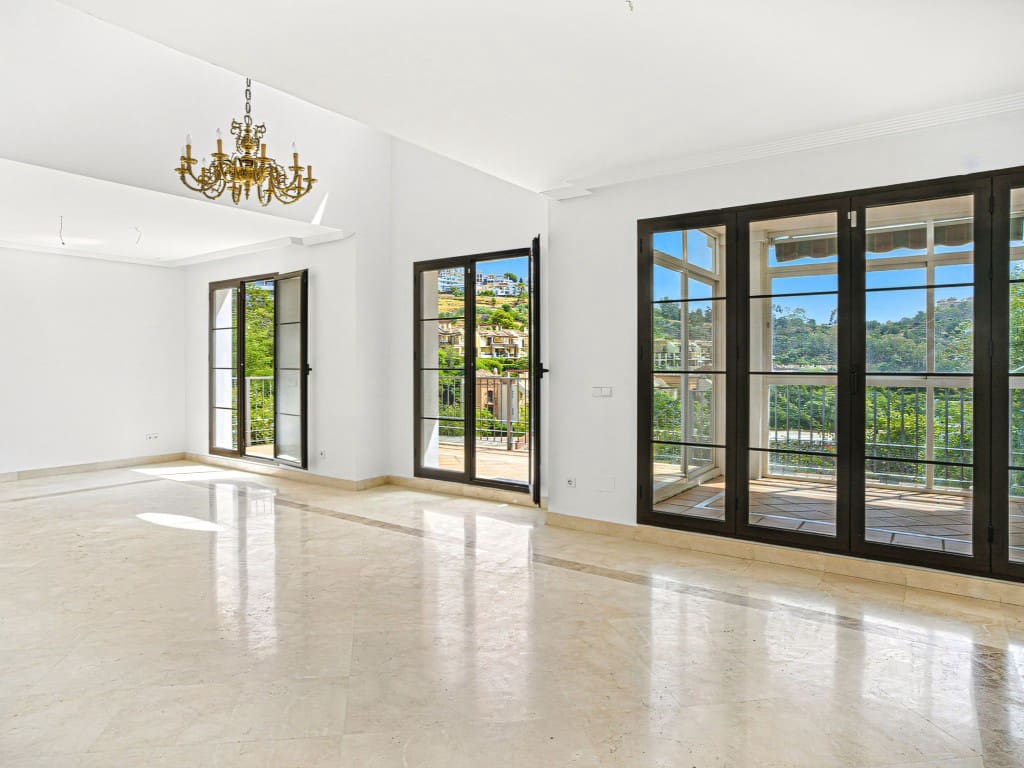 4 sypialnia Dom na sprzedaż w Los Arqueros z basenem garażem - 810 000 € (Ref: 9177669)