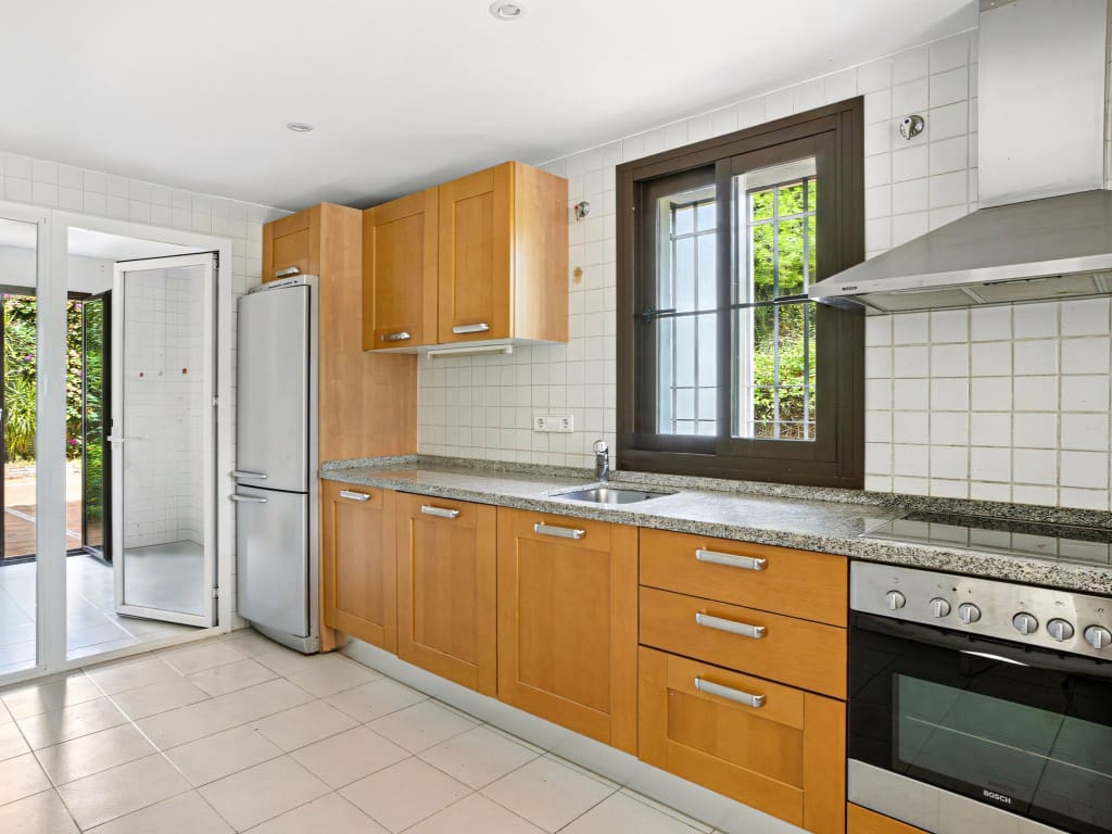 4 sypialnia Dom na sprzedaż w Los Arqueros z basenem garażem - 810 000 € (Ref: 9177669)