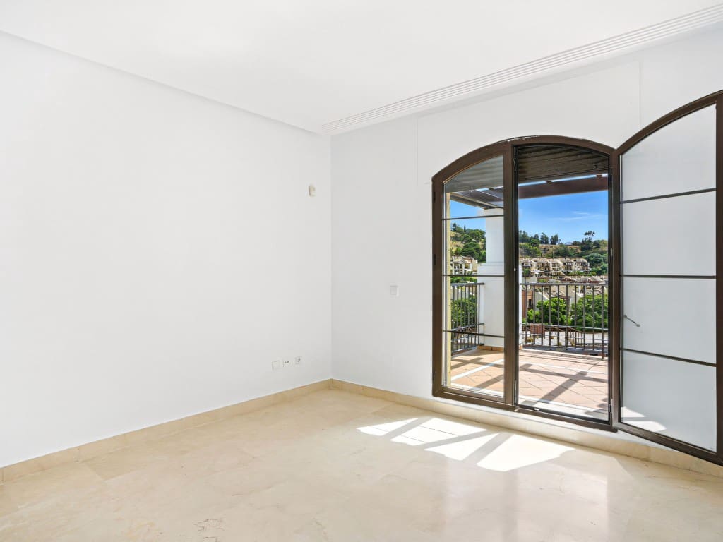 4 sypialnia Dom na sprzedaż w Los Arqueros z basenem garażem - 810 000 € (Ref: 9177669)