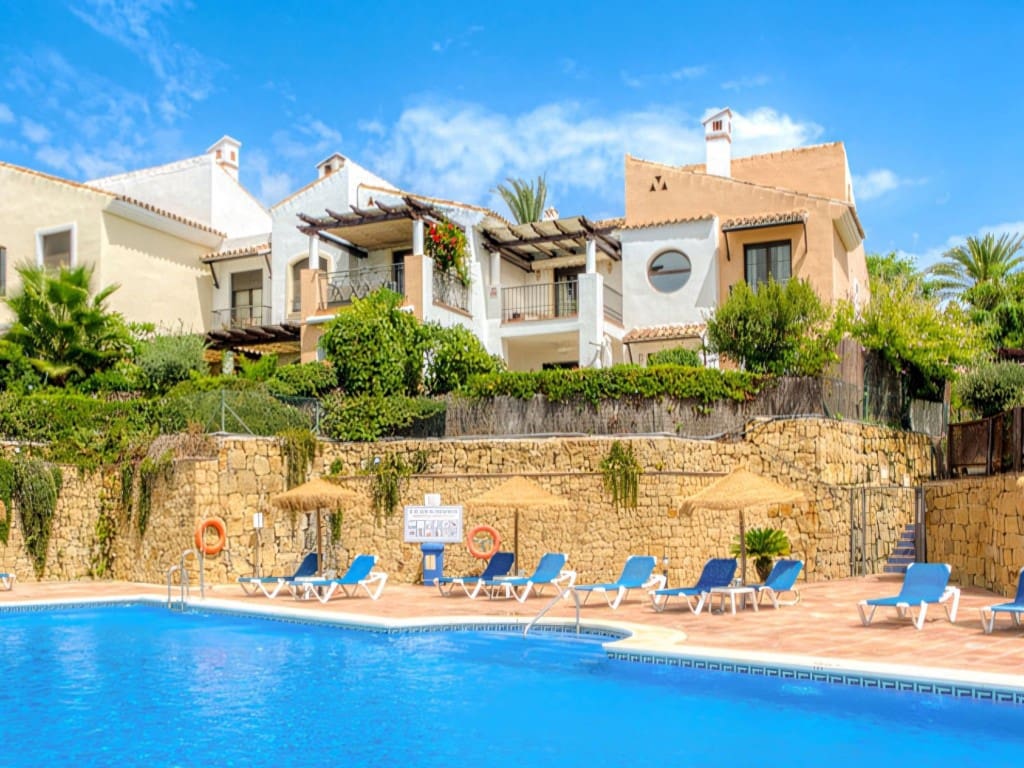 4 sypialnia Dom na sprzedaż w Los Arqueros z basenem garażem - 810 000 € (Ref: 9177669)